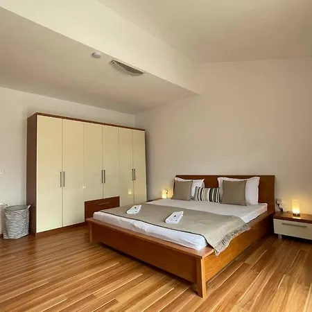 Apricot Apartment *