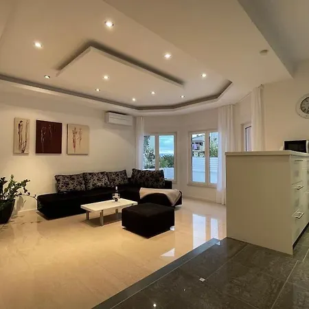 Apricot Apartment *